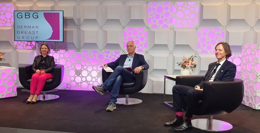 Drei Referenten auf einer Bühne