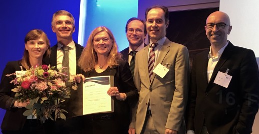 Gruppenbild mit Blumenstrauss