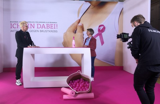 Bärbel Schäfer und Sibylle Loibl am Konferenztisch